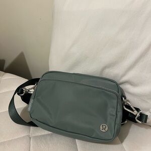 Lululemon Everywhere Crossbody Bag 2L
Metal Hardware